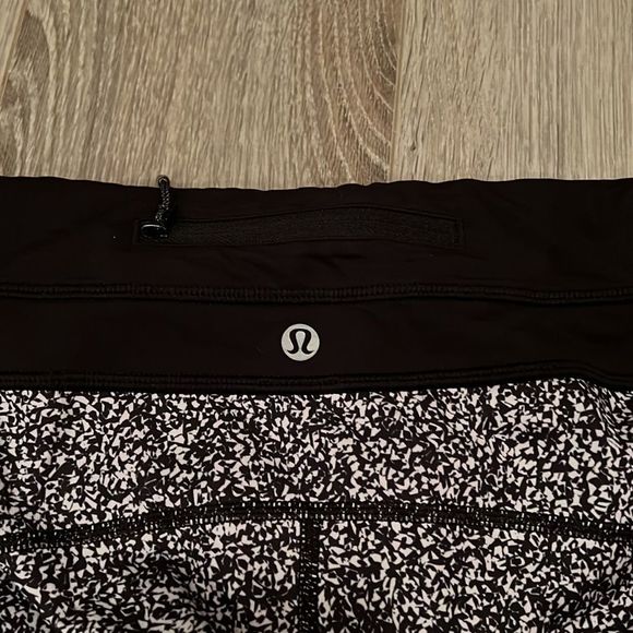 Lululemon 7/8 leggings - black/white with pink insert. Size 6 - Picture 2 of 3
